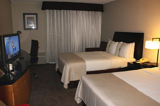 4. Giường: Ngủ trên chiếc giường êm ái, mềm mại tưởng an toàn nhưng nó cũng có thể giết bạn. Theo một nghiên cứu được thực hiện bởi CDC, 737 người Mỹ tử vong mỗi năm từ năm 2004-2014 vì bị ngã khỏi giường.