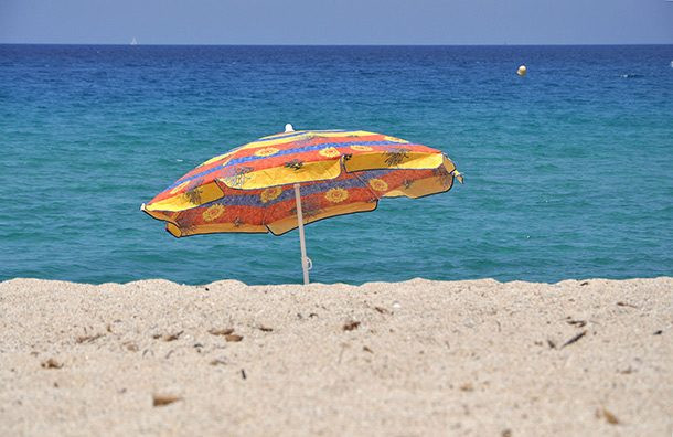 9. Ô dù là vật dụng cần thiết che nắng che mưa. Thế nhưng, một phụ nữ 55 tuổi đã tử vong khi một chiếc ô bãi biển bay qua và đổ vào người cô.