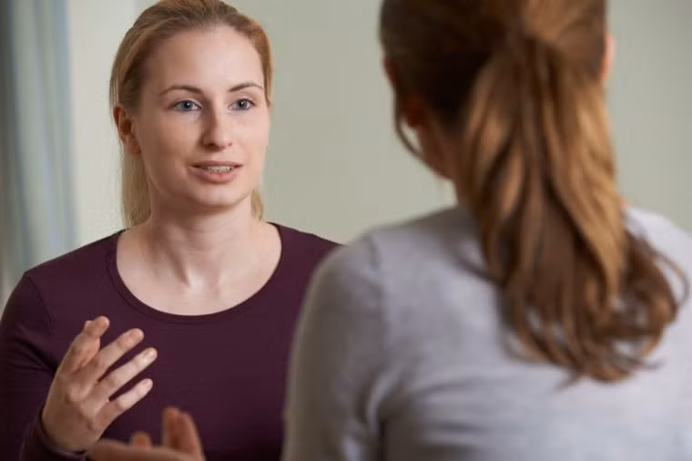 Líu lưỡi hoặc nói lắp: Vấn đề ngôn ngữ như nói lắp, khó gọi tên người, đồ vật.. là những triệu chứng nan y có khối u ở trán hoặc thùy thái dương, hay bất cứ vùng nào trong não liên quan đến chức năng vận động lời nói và khả năng hiểu ngôn ngữ.