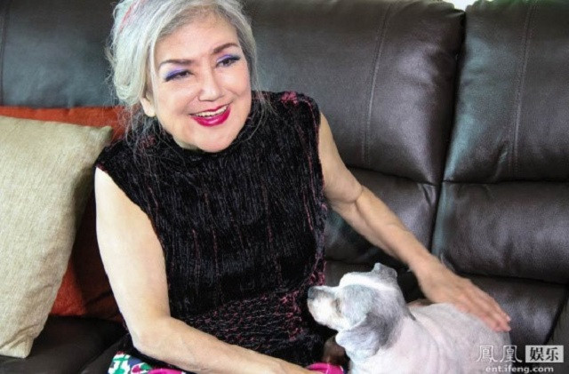 Dù đã lớn tuổi nhưng Thiệu Âm Âm vẫn làm việc và hoạt động tình nguyện rất tích cực. Với bà đó là niềm vui cuối đời.