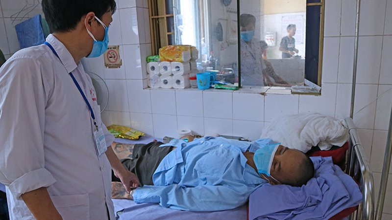 Bệnh nhân AIDS thường bị lao rất nặng, do vậy các nhân viên y tế thường xuyên bị phơi nhiễm lao. Ảnh: Lê Anh Dũng.