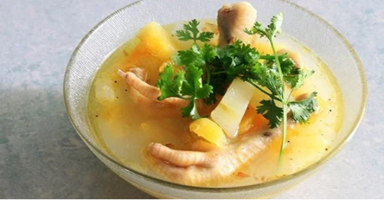  2. Gà hầm đu đủ: Đu đủ xanh cải thiện kích thước vòng 1 rất hiệu quả. Bởi trong đó chứa protein và lexithin có khả năng kích thích sản sinh ra nội tiết tố nữ estrogen, giúp “núi đôi” cải thiện đáng kể. Lượng enzyme trong đu đủ xanh ( không quá non) thường nhiều hơn so với đu đủ chín góp phần bổ sung nội tiết tố nữ và thúc đẩy sự phát triển ở cơ ngực, tránh chảy xệ. Nếu ăn thường xuyên 2 – 3 lần/ tuần, sau 1 thời gian ngắn bạn sẽ nhận ra sự thay đổi rõ rệt của vòng 1.