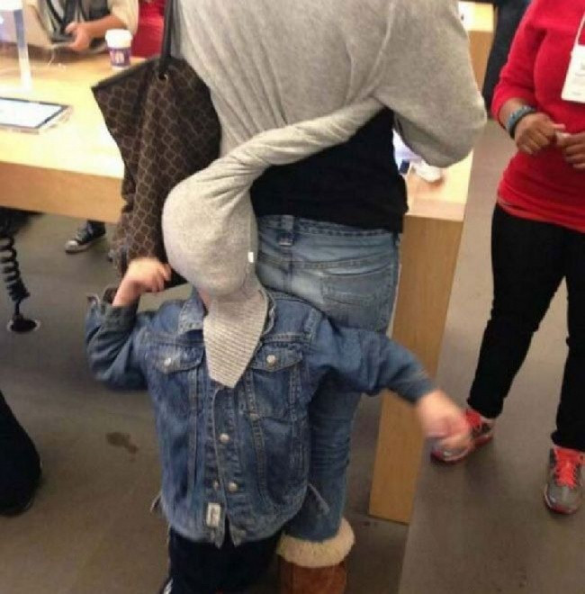 Khi bé chơi trốn tìm.