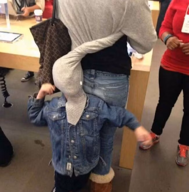 Khi bé chơi trốn tìm.