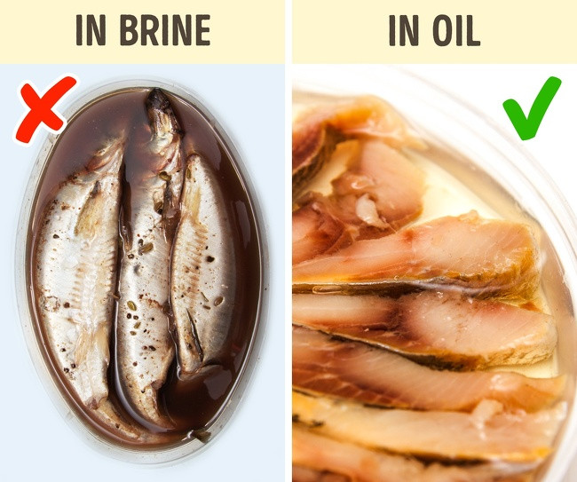 Những miếng cá được đựng trong bao bì bằng nhựa thường có hạn dùng ngắn. Tốt nhất là bạn nên chọn loại cá được bảo quản trong dầu.