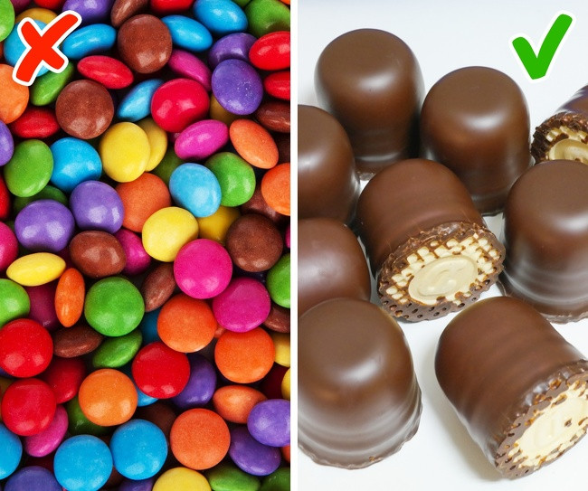 Các loại kẹo socola đầy màu sắc này chứa rất nhiều màu thực phẩm, chất tăng hương vị tổng hợp và các hóa chất khác. Do vậy, bạn không nên mua thực phẩm này trong siêu thị.