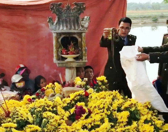 Lực lượng kiểm lâm bắt giữ con rắn nước mà người dân cho rằng là "rắn thần" - ảnh do người dân cung cấp.