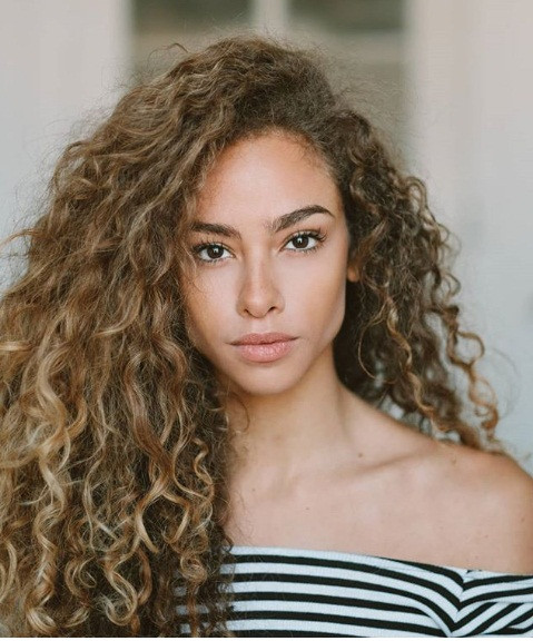 Cô nàng mang trong mình dòng máu người Brazil và Pháp trông thật quyến rũ.