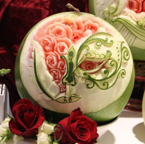 Anh chàng tài hoa 27 tuổi này đã 2 lần vô địch thế giới giải tỉa hoa quả nghệ thuật.