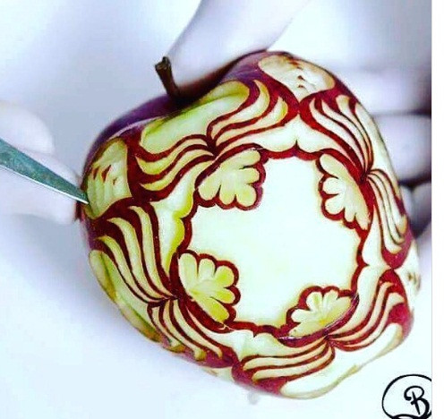 Những đường nét hoa văn tỉa khéo léo trên trái táo.