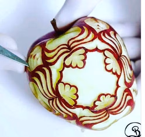 Những đường nét hoa văn tỉa khéo léo trên trái táo.