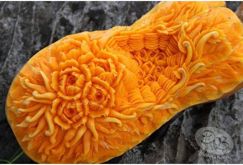 Cứ mỗi lần chạm vào con dao trổ, Daniele lại truyền tất cả cảm xúc vào đôi bàn tay của mình.