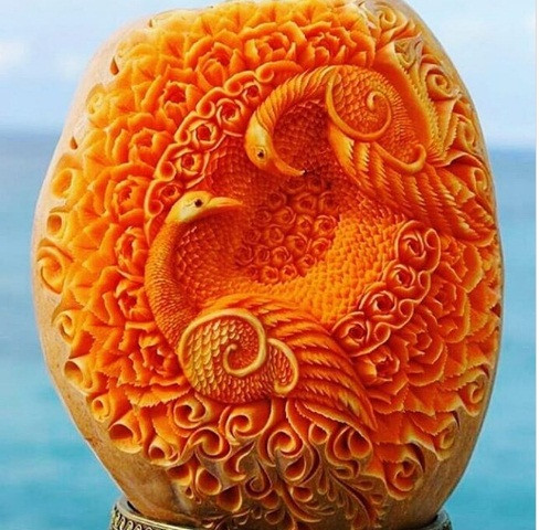 Từng chiếc lông chim cũng được Daniele tỉa tỉ mỉ trên bí ngô.