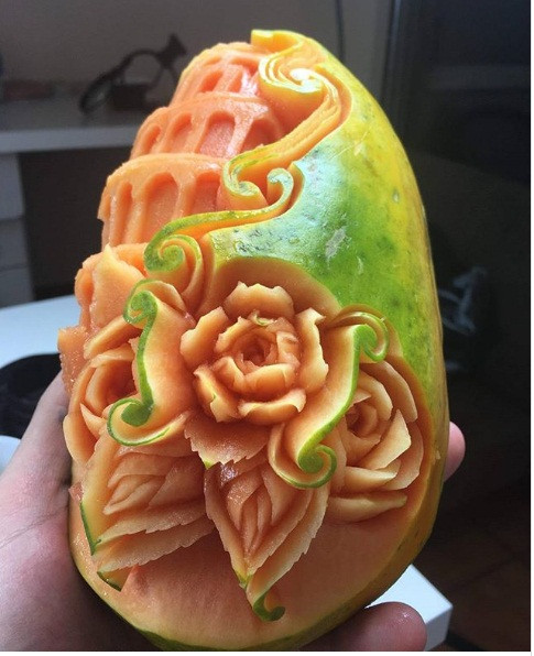 Quả đu đủ chín biến thành bông hoa với nhiều họa tiết bắt mắt.