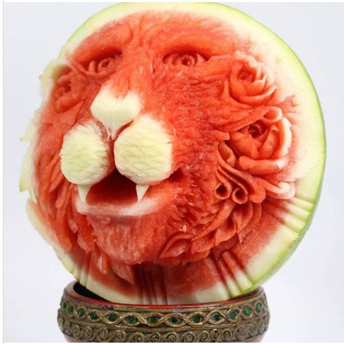 Đầu sư tử được khắc trên quả dưa hấu hết sức sinh động.