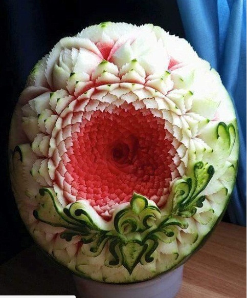 Nhờ đôi bàn tay phép thuật, Daniele đã biến quả dưa hấu đơn điệu trở nên bắt mắt hơn.