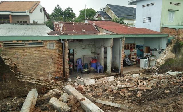 Sap tuong rao cong trinh xay dung, 3 nguoi thuong vong o Dong Nai