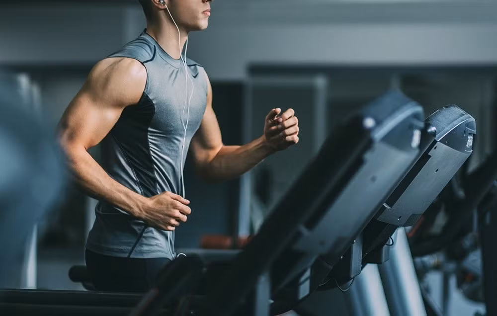 Tập gym có thể gây nghiện, đặc biệt là khi mọi người đến phòng tập thường xuyên. Khi không thể đi tập vì một lý do nào đó, họ chắc chắn sẽ cảm thấy không thoải mái và thiếu vắng.