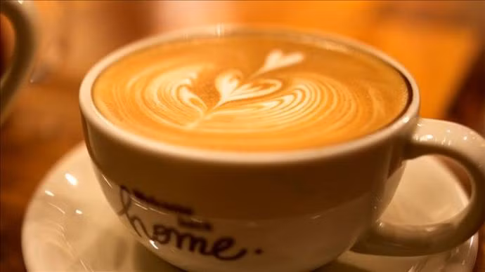 Cà phê thường được thêm các thành phần không lành mạnh như kem sữa và đường, khiến nỗ lực giảm cân của bạn tiêu tan. Nếu bạn thích cà phê, tốt nhất là nên uống cà phê nguyên chất. Ảnh: Internet.