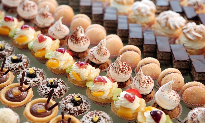 Bánh quy và bánh ngọt chứa nhiều các thành phần không lành mạnh như đường và bột tinh chế. Chúng cũng có thể chứa chất béo trans nhân tạo, rất có hại cho sức khoẻ của bạn và dẫn đến tăng cân.