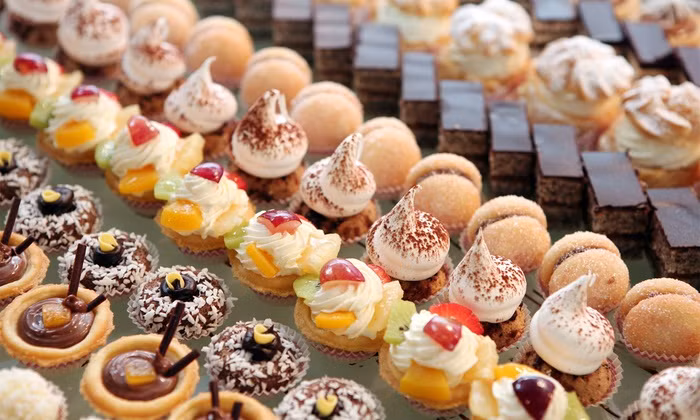 Bánh quy và bánh ngọt chứa nhiều các thành phần không lành mạnh như đường và bột tinh chế. Chúng cũng có thể chứa chất béo trans nhân tạo, rất có hại cho sức khoẻ của bạn và dẫn đến tăng cân.