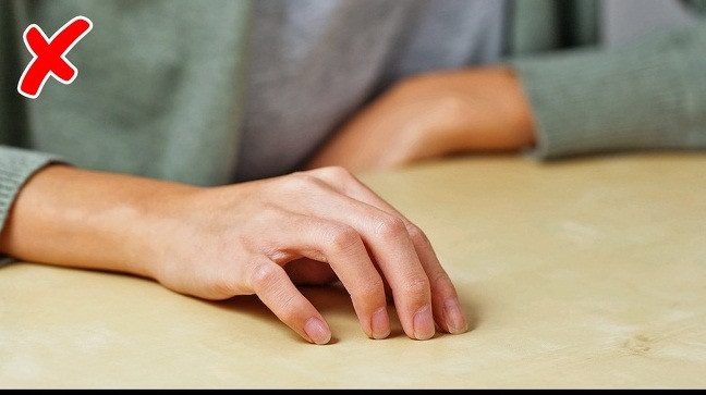 Bất kỳ âm thanh ngẫu nhiên nào như rung đùi chạm vào chân bài, gõ ngón tay lên bàn... đều có thể khiến người đối diện khó chịu.