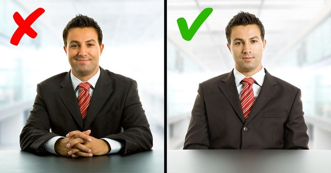 Thói quen đút tay trong túi vì nó sẽ khiến người đối diện cảm giác bạn đang giấu thứ gì đó. Nếu đặt tay lên bàn, bạn cũng đừng nắm tay quá chặt hay đặt lòng bàn tay xuống, điều đó chỉ ra bạn đang muốn kiểm soát đối phương.