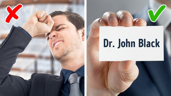 Thật xấu hổ nếu bạn quên tên đối phương, đặc biệt là nếu người này nhớ tên bạn. Để tránh điều này, bạn nên nhắc lại tên người đó ngay sau khi giới thiệu như: "Chào, Anna! Rất vui được làm quen với bạn”.