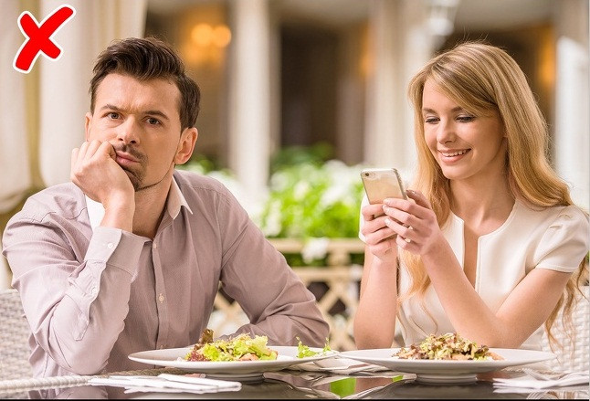 Nhìn đồng hồ thường xuyên, hay sử dụng điện thoại liên tục trong buổi trò chuyện là thói quen bất lịch sự bạn nên chú ý.