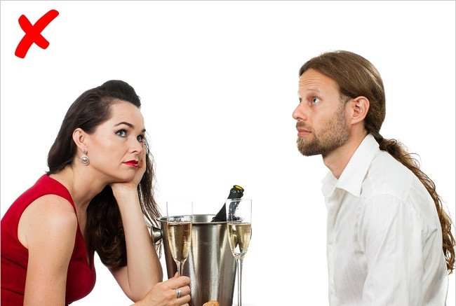 Những người né tránh tiếp xúc mắt thường được coi là ít chân thành, kém hấp dẫn.