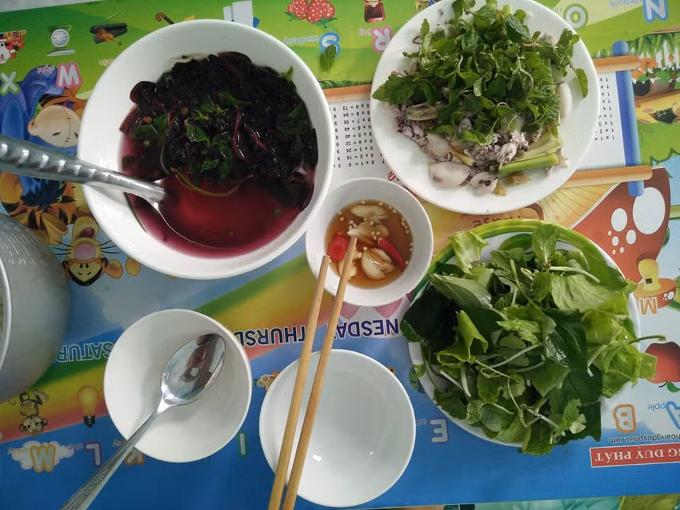 Mâm cơm được đăng tải kèm dòng chia sẻ. Ảnh: FBNV.