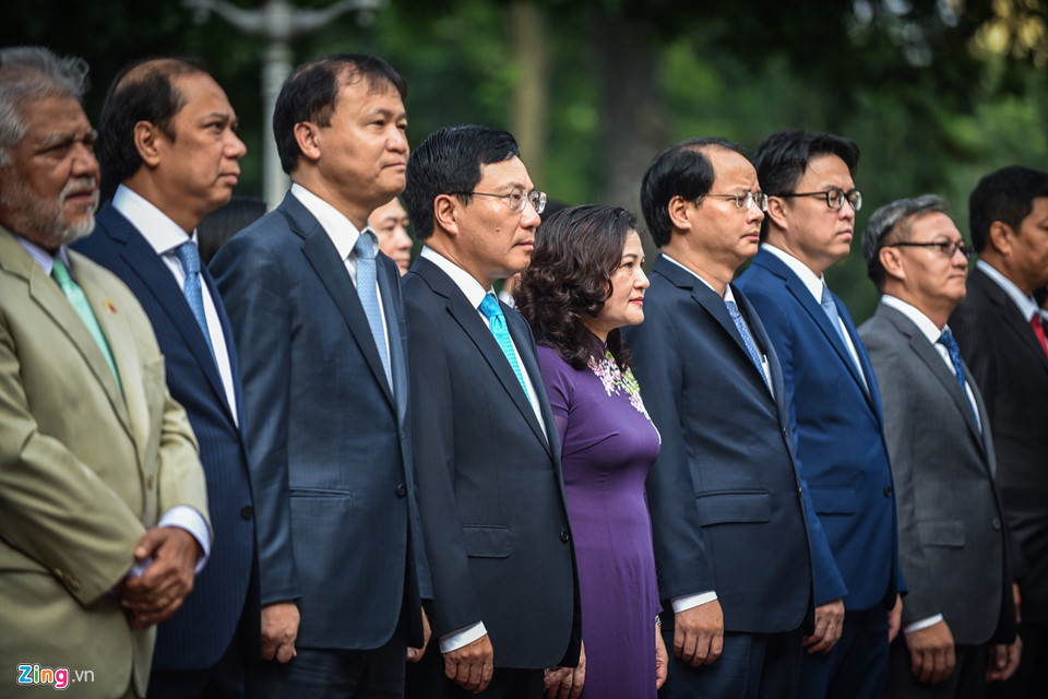 Dự lễ thượng cờ có lãnh đạo đại diện các bộ ngành Trung ương, các đơn vị của Bộ Ngoại giao, đại sứ quán các nước thành viên ASEAN tại Hà Nội.