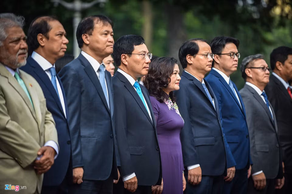 Dự lễ thượng cờ có lãnh đạo đại diện các bộ ngành Trung ương, các đơn vị của Bộ Ngoại giao, đại sứ quán các nước thành viên ASEAN tại Hà Nội.