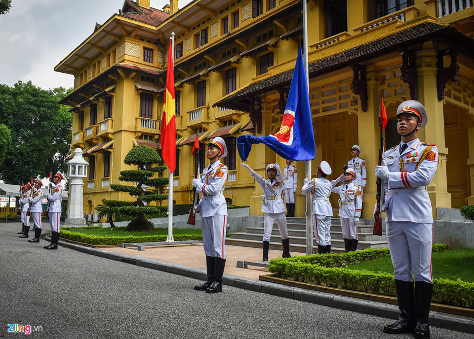 Lá cờ tung bay tại trụ sở Bộ Ngoại giao. Được thông qua năm 1997, với hình tượng bó lúa và bốn màu xanh, đỏ, trắng, vàng, lá cờ ASEAN đã trở thành biểu tượng của tình hữu nghị, tinh thần đoàn kết, thống nhất, năng động và khát vọng hòa bình, ổn định, phát triển thịnh vượng của các thành viên ASEAN.