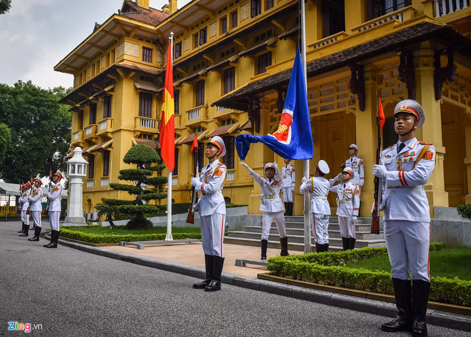 Lá cờ tung bay tại trụ sở Bộ Ngoại giao. Được thông qua năm 1997, với hình tượng bó lúa và bốn màu xanh, đỏ, trắng, vàng, lá cờ ASEAN đã trở thành biểu tượng của tình hữu nghị, tinh thần đoàn kết, thống nhất, năng động và khát vọng hòa bình, ổn định, phát triển thịnh vượng của các thành viên ASEAN.
