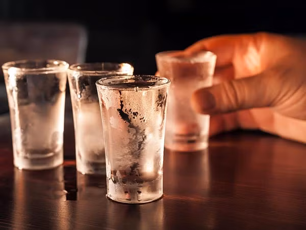 Rượu có thể gây nguy cơ hình thành đá trong thận. Nó chứa thành phần purine có thể gây ra sự hình thành axit uric. Bên cạnh đó, uống rượu dẫn đến thiệt hại của chức năng thận.