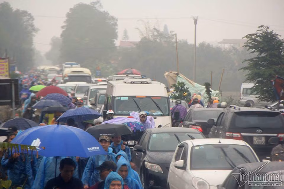 18h, dòng người vẫn ùn ùn đổ về chợ Viềng trong cơn mưa....