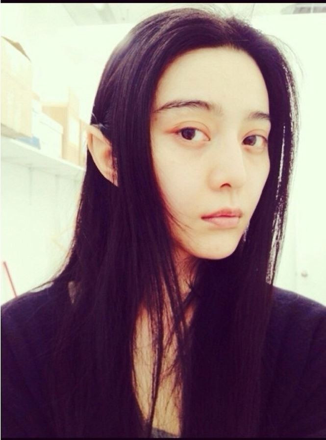 Phạm Băng Băng còn thử đeo một chiếc tai giả khiến cô trông rất giống một cô nàng yêu tinh.