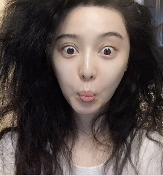 Có lẽ cô ấy đang cố “nhát ma” ai đó.