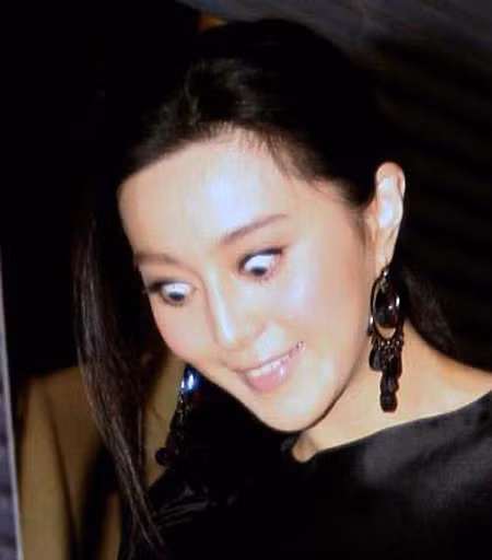 Hình ảnh trợn mắt của cô khiến nhiều người phát hoảng.