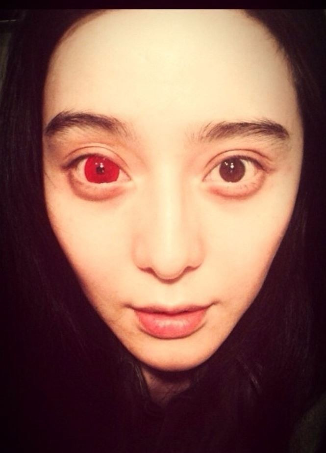 Không dừng lại ở đó, người đẹp còn tiếp tục đeo kính áp tròng màu đỏ rực như ma ca rồng.