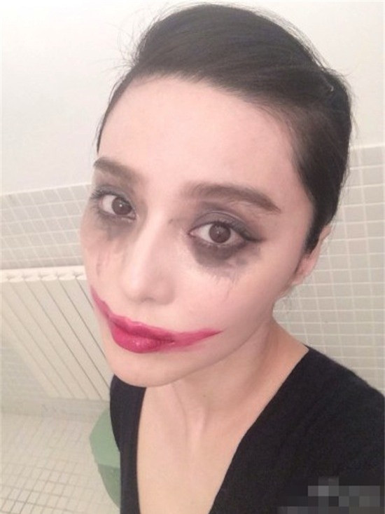 Có lẽ Phạm Băng Băng đang hóa trang thành ma cà rồng hút máu người.