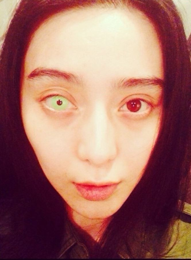 Và một chiếc lens khác cũng thuộc phiên bản kinh dị không kém.