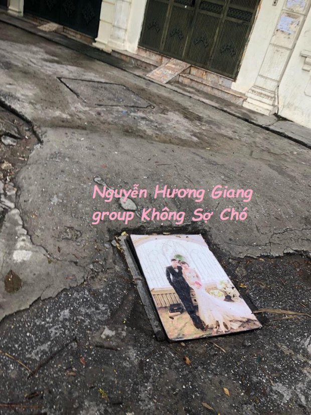 Bức ảnh cưới đã không còn được đặt ở nơi trang trọng như đúng giá trị của chúng.