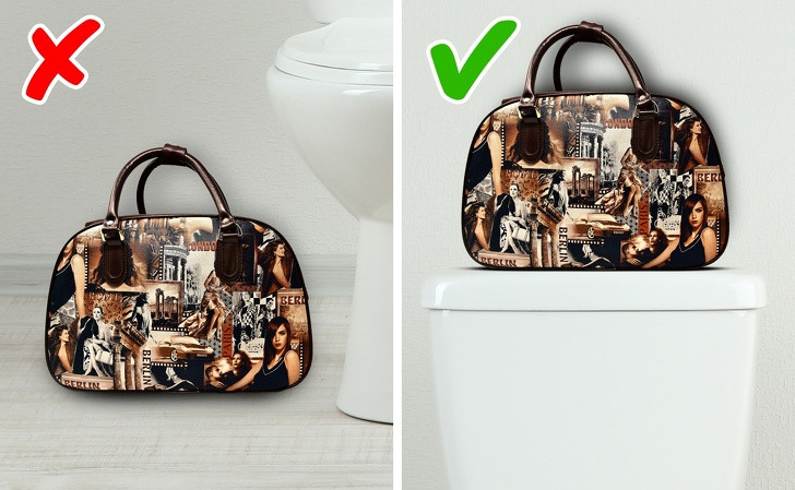 Để an toàn, bạn không nên đặt bất cứ thứ gì lên sàn nhà vệ sinh, đặc biệt là túi xách, ba lô... Thay vào đó, hãy treo chúng lên móc hoặc nhờ người thân giữ hộ.