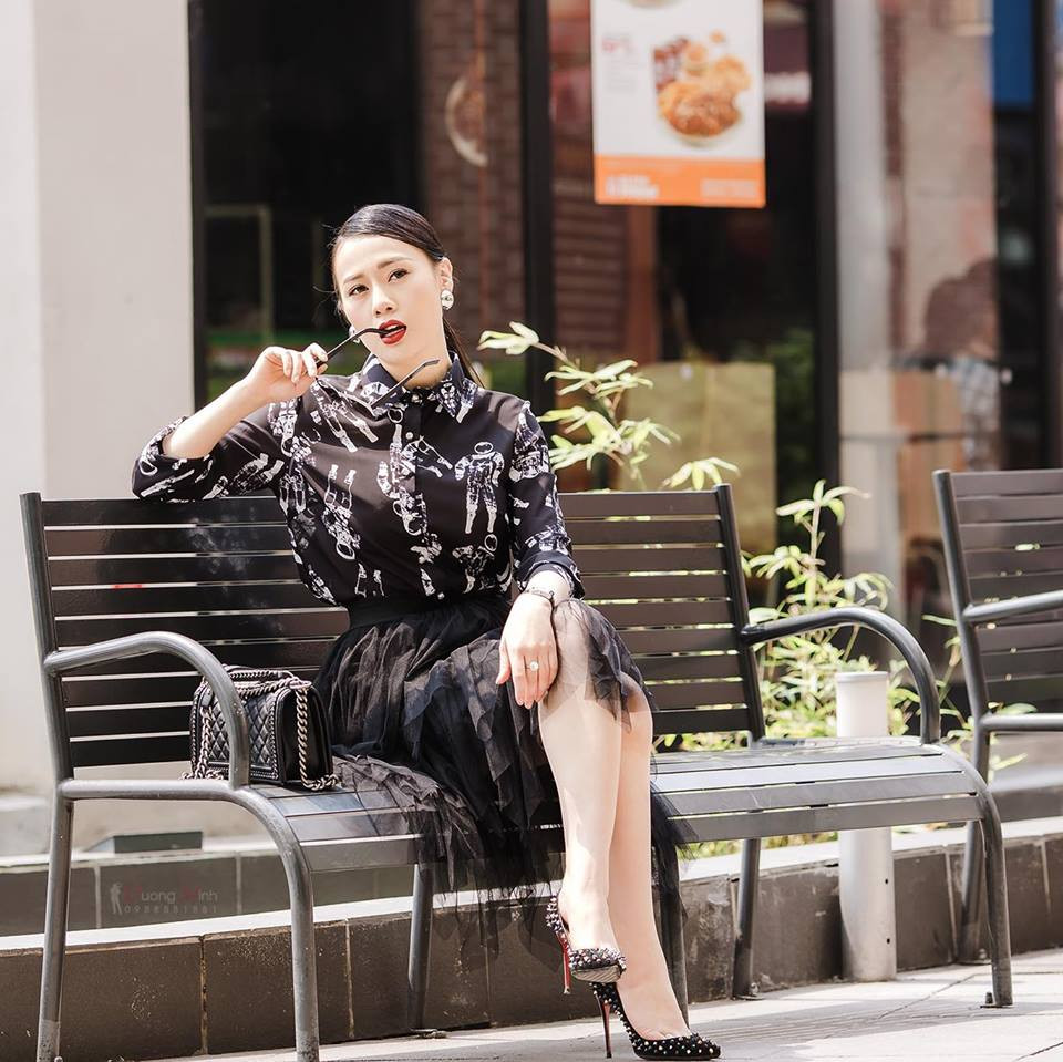 Là một người mẫu sở hữu số đo ba vòng 88-62-93 (cm), Phương Oanh ăn mặc rất sành điệu, hút mắt.