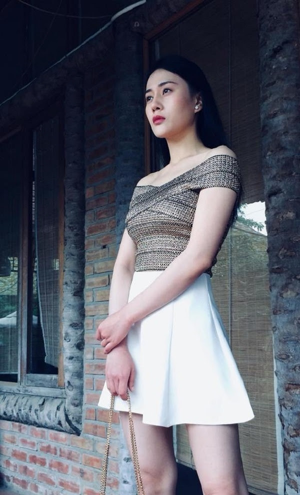 Những chiếc áo trễ vai bó sát giúp cô khoe bờ vai trắng trẻo và vòng eo thon thả.