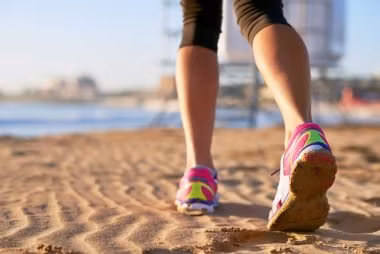 Đi bộ hay chạy bộ trên bãi biển có thể tiêu hao khoảng 600 calo trong một giờ hoặc thậm chí nhiều hơn nếu bạn gia tăng mức độ tập luyện. Đây còn là hoạt động làm giảm stress, trầm cảm.
