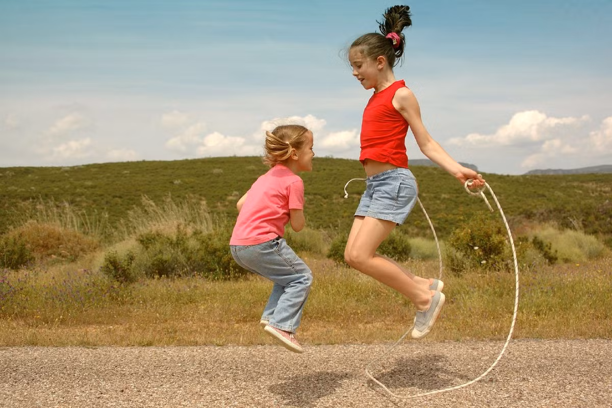 Nhảy dây cũng là một trong những hoạt động giúp đốt cháy lượng calo dư thừa trong khoảng thời gian ngắn. Một giờ nhảy dây có thể đốt cháy khoảng 700-800 calo.