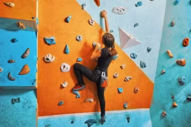 Dù là ở trong nhà hay ngoài trời, những hoạt động mùa hè hỗ trợ chúng ta rất nhiều trong quá trình đốt cháy calo để giảm cân. Chẳng hạn như hoạt động leo núi có thể giúp người tập đốt cháy tới 790 calo chỉ trong một giờ.